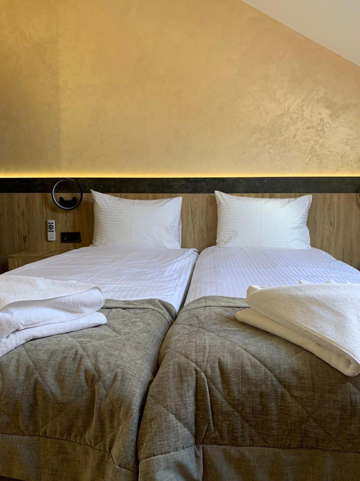 Arta City Hotel Yavoriv  Bagian luar foto