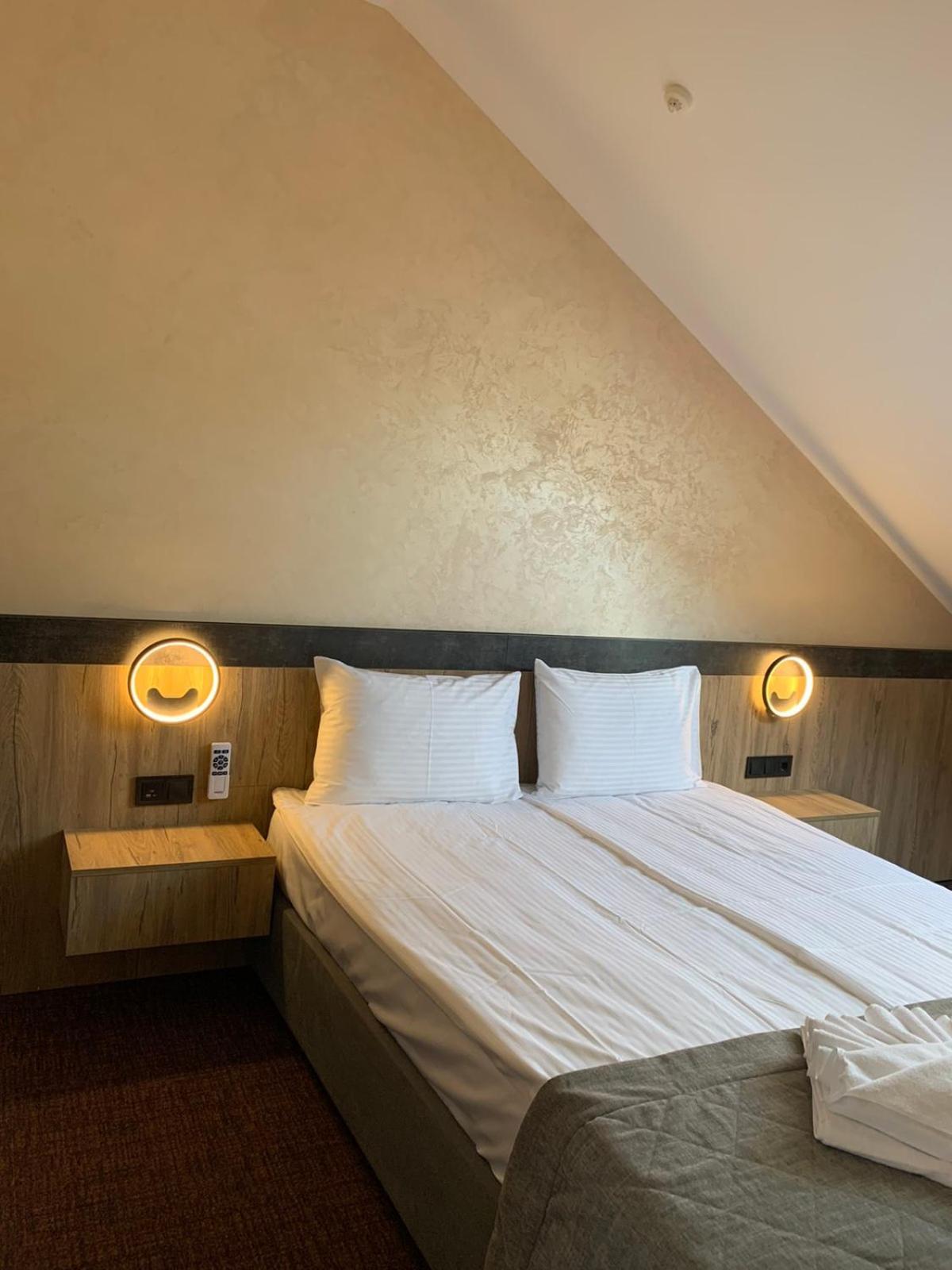 Arta City Hotel Yavoriv  Bagian luar foto