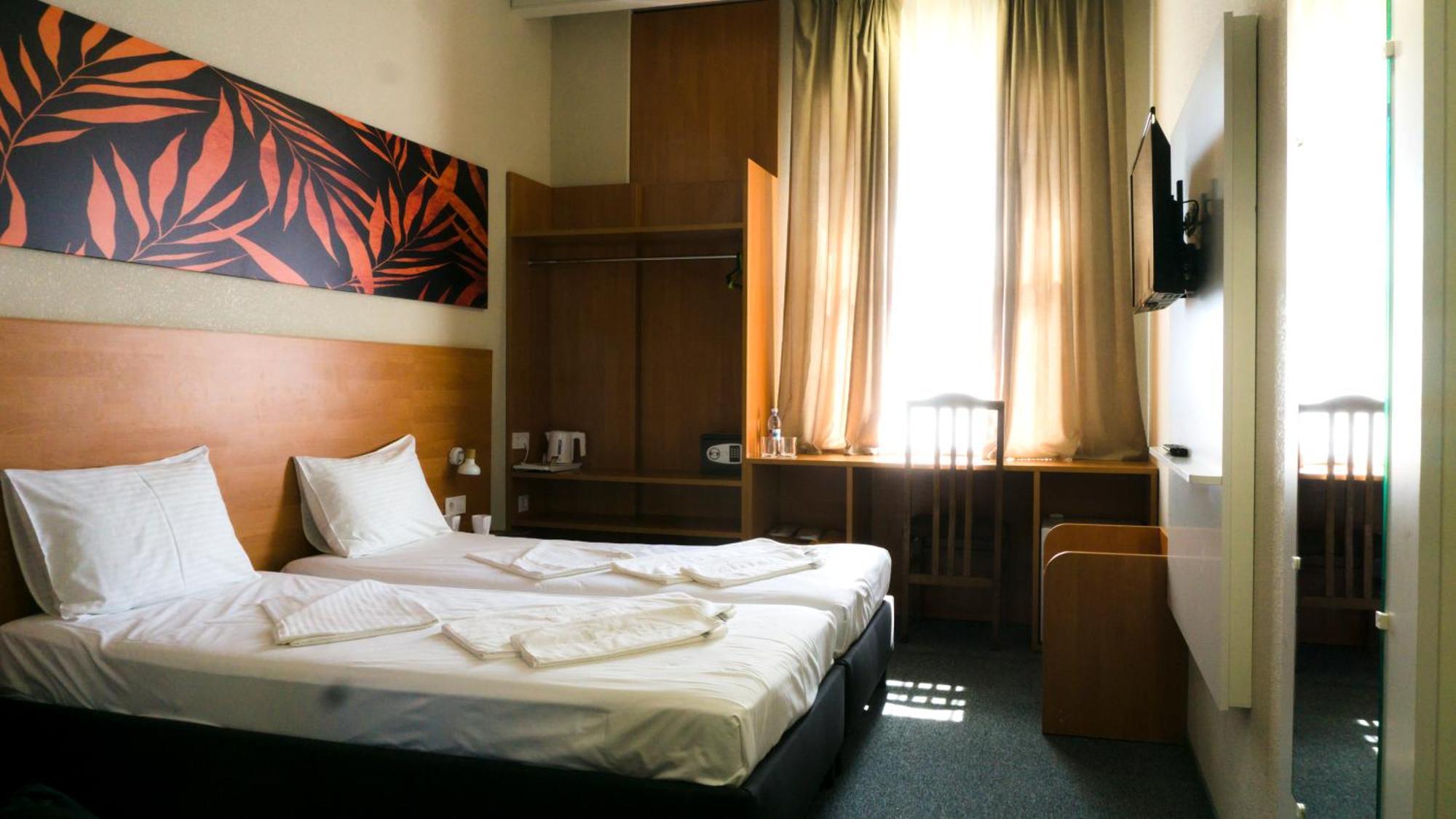 Arta City Hotel Yavoriv  Bagian luar foto